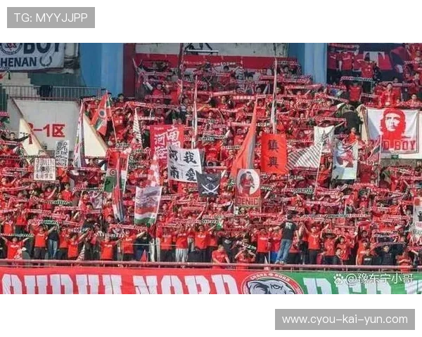 冠军球队巡游庆祝，球迷街头欢腾画面感人，球队夺冠怎么发朋友圈